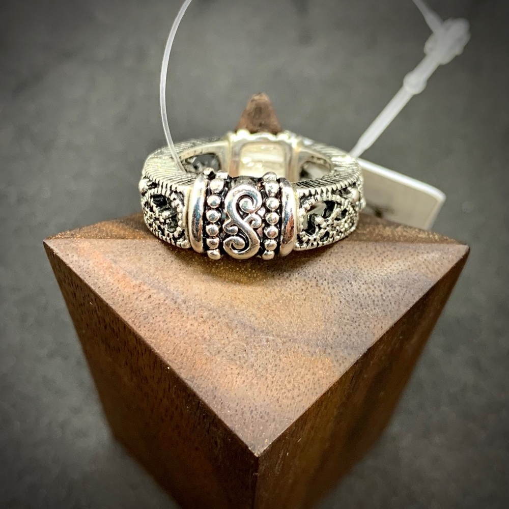 Silver tone elastic band ring